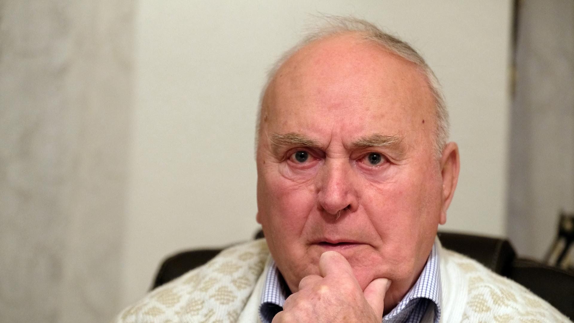 Wolfgang Böhmer (CDU), früherer Ministerpräsident des Landes Sachsen-Anhalt, sitzt an einem Tisch in seinem Zuhause. 