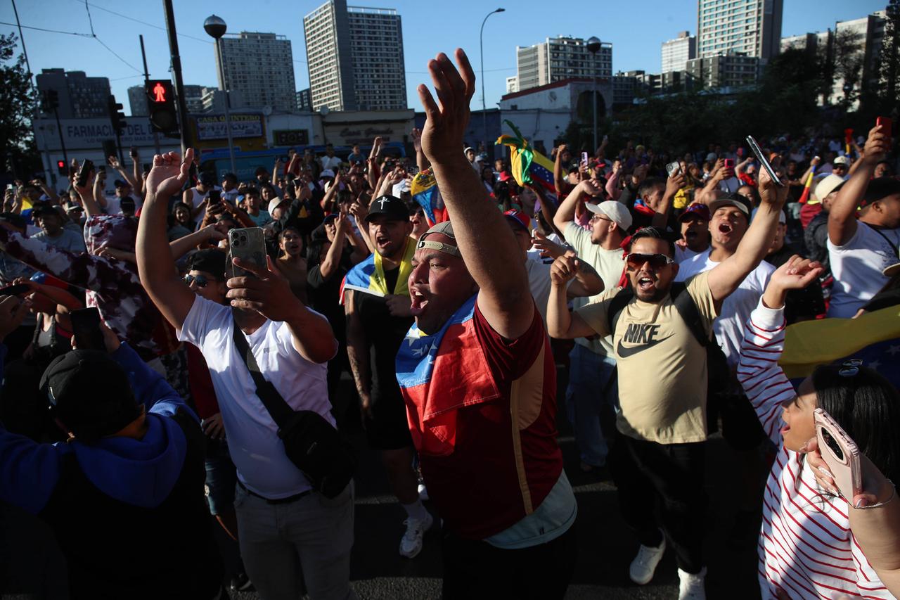 Jubelnde Menschen auf der Straße im chilenischen Santiago Jubelnde Menschen auf der Straße im chilenischen Santiago
