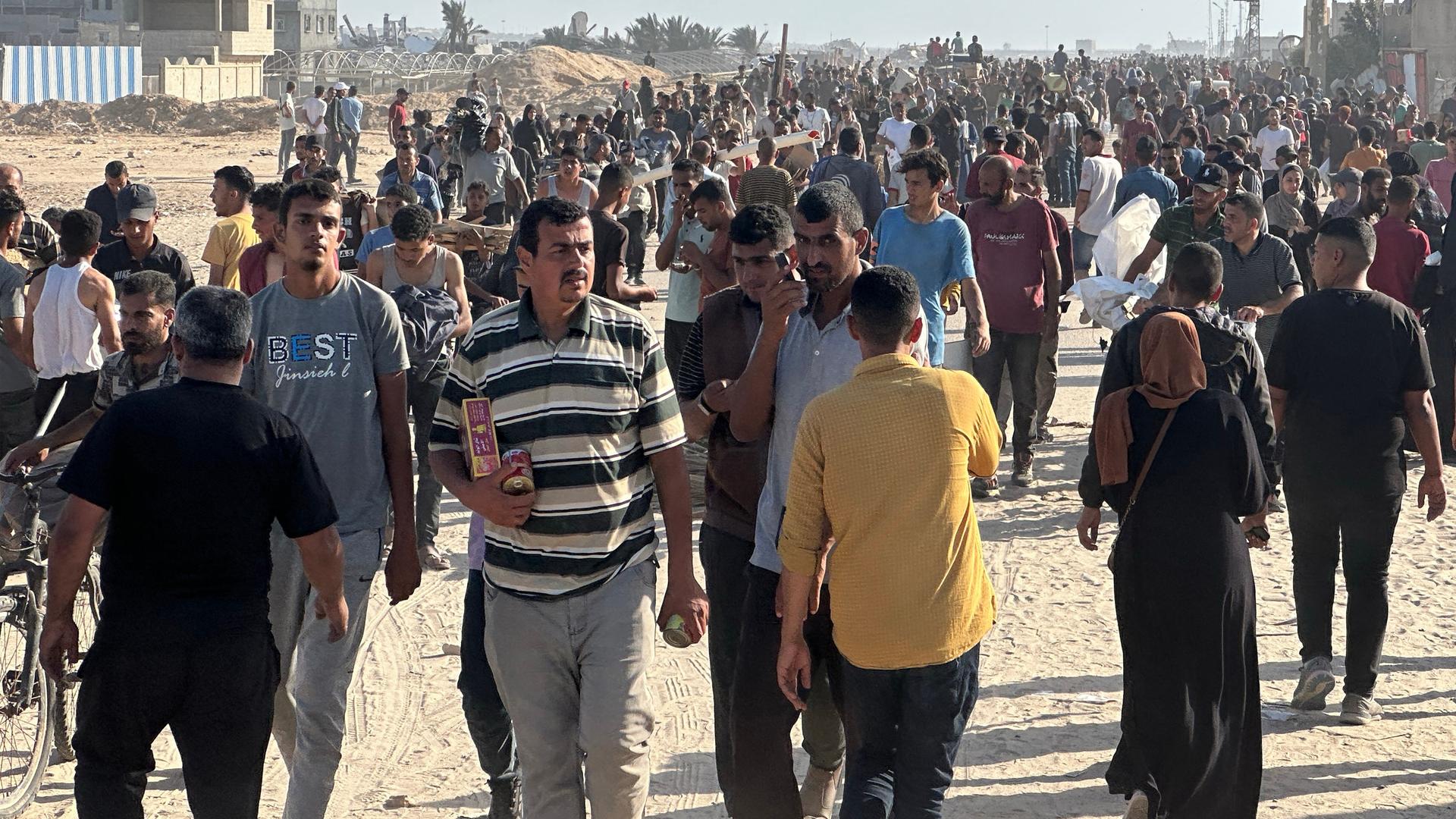 Zahlreiche Menschen drängten in der Stadt Rafah zu einem neuen Zentrum zur Verteilung von Lebensmitteln. Zahlreiche Menschen drängten in der Stadt Rafah zu einem neuen Zentrum zur Verteilung von Lebensmitteln.