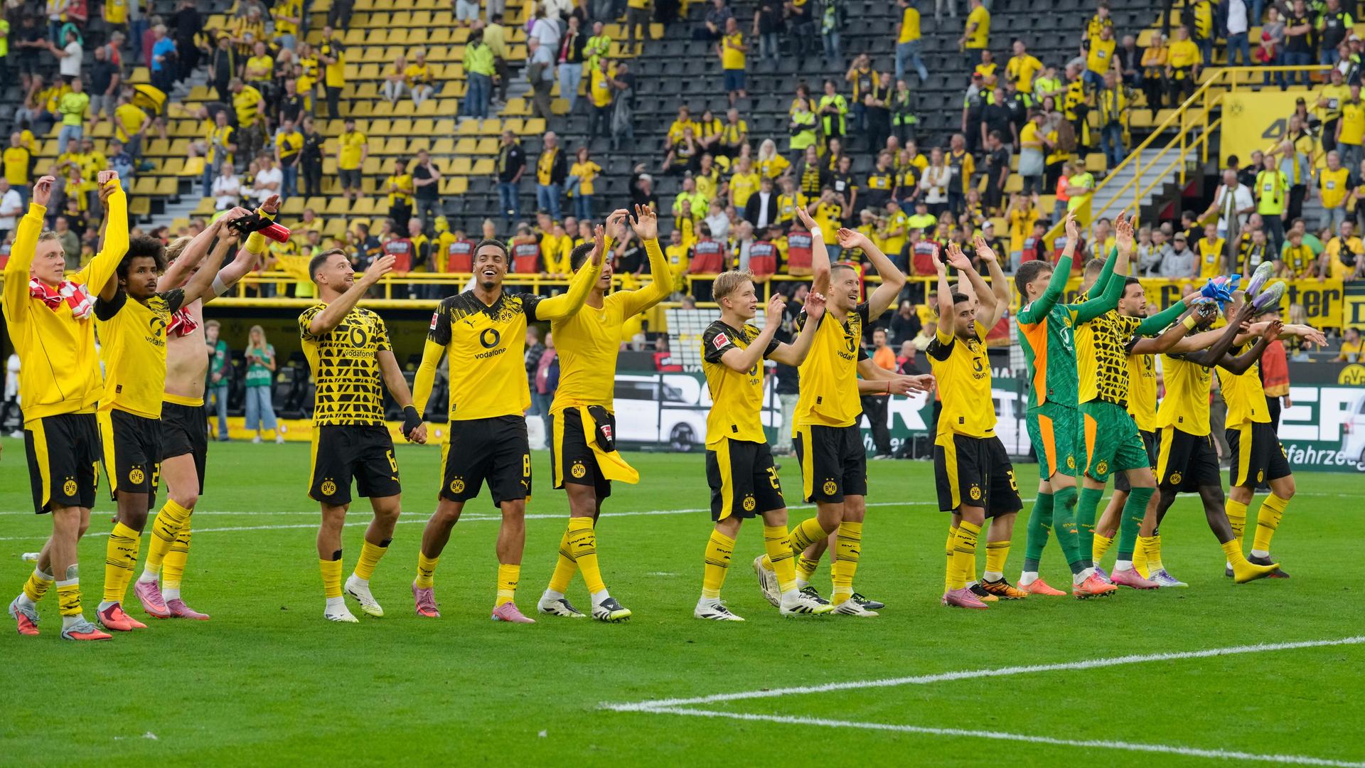 Die Spieler von Dortmund begrüßen ihre Fans am Ende des Bundesligaspiels zwischen Borussia Dortmund und Union Berlin im Signal-Iduna-Park in Dortmund, Deutschland, am Sonntag, 31. August 2025. (AP Photo/Martin Meissner) Die Spieler von Dortmund begrüßen ihre Fans am Ende des Bundesligaspiels zwischen Borussia Dortmund und Union Berlin im Signal-Iduna-Park in Dortmund, Deutschland, am Sonntag, 31. August 2025. (AP Photo/Martin Meissner)