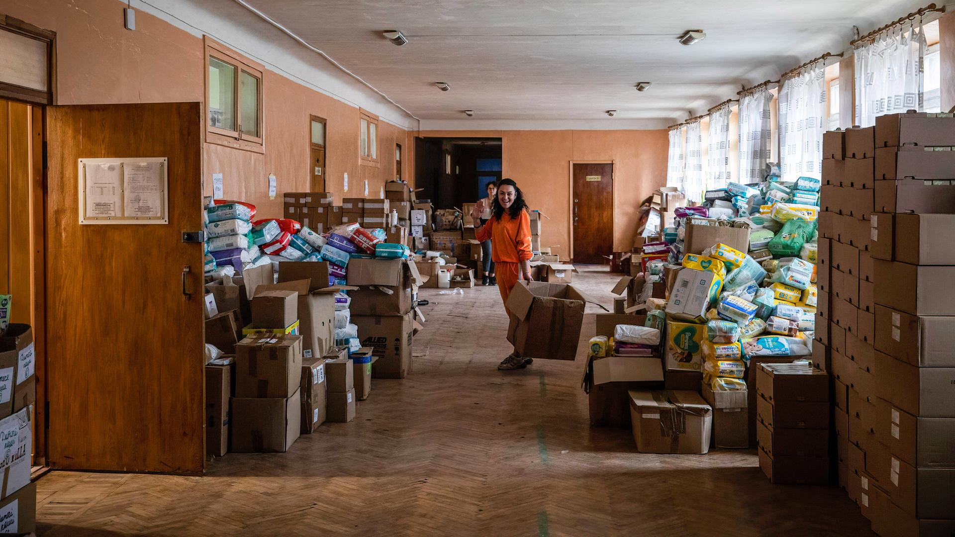 Eine freiwillige Helferin in einem Lager mit Hilfsgüter in einer Schule in Charkiw