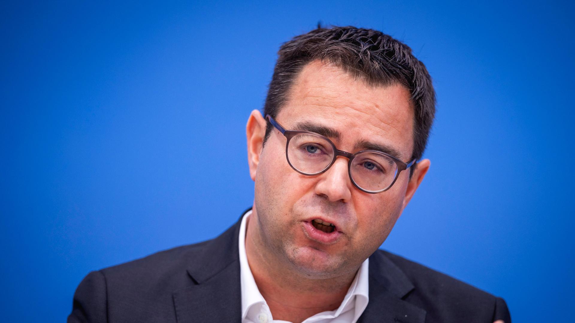 Porträt von Sebastian Schäfer während er spricht.