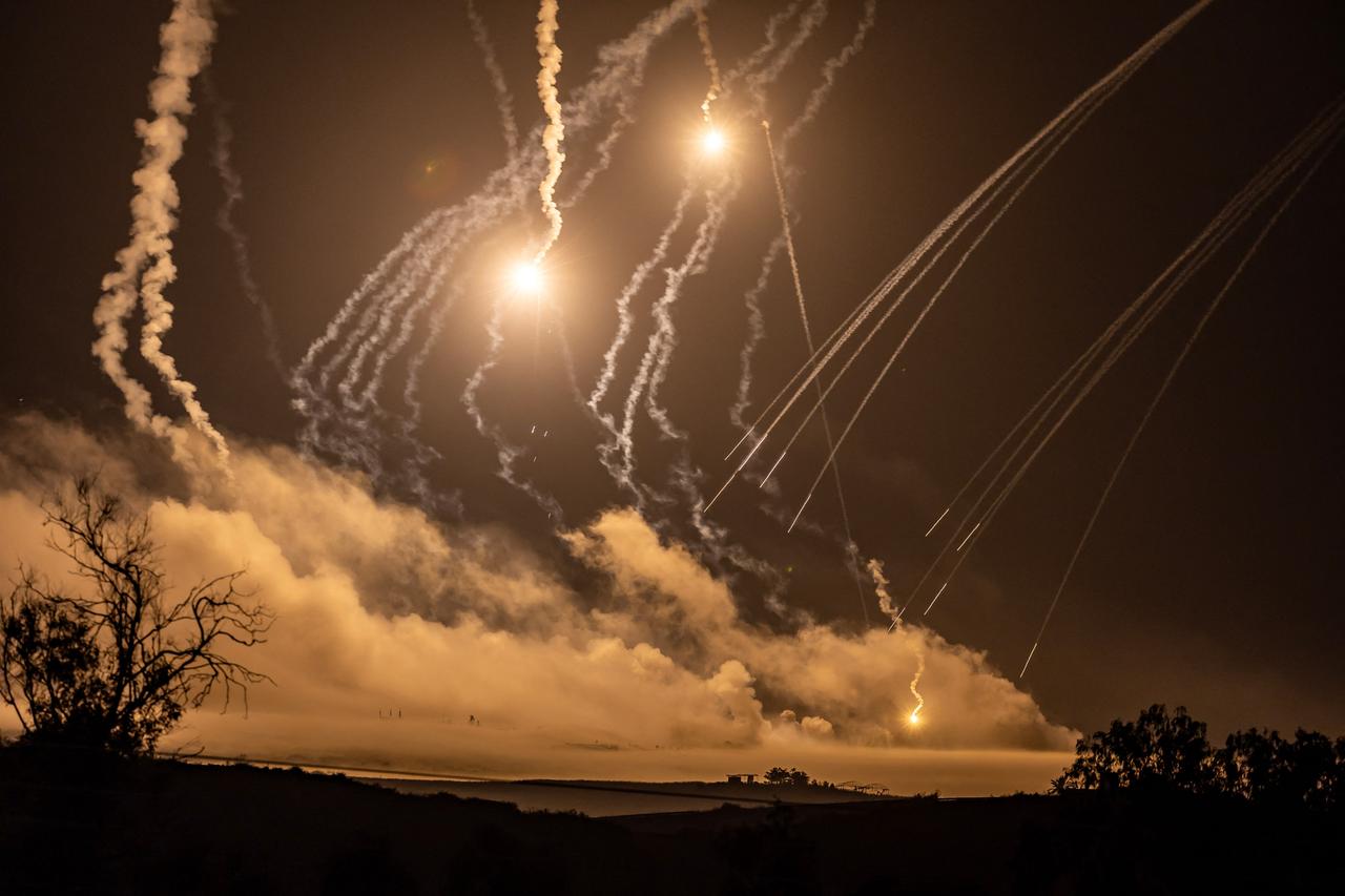 Das Foto zeigt israelische Luftangriffe bei Nacht auf den Gazastreifen.