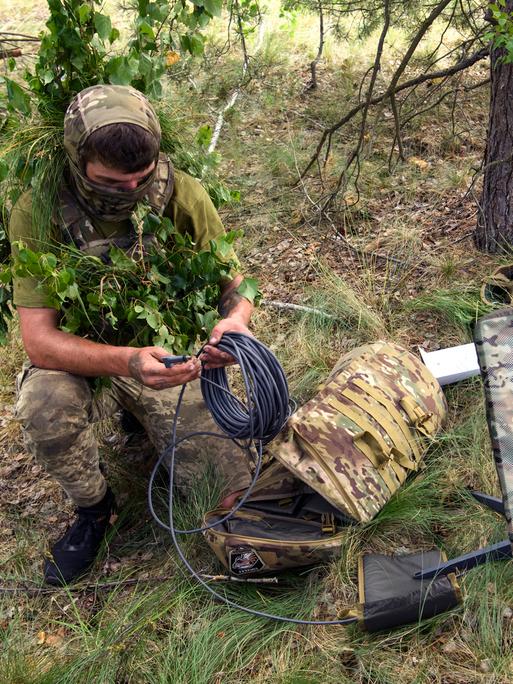 Ein ukrainischer Soldat benutzt das Starlink-System