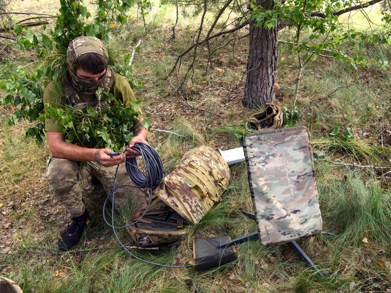 Ein ukrainischer Soldat benutzt das Starlink-System