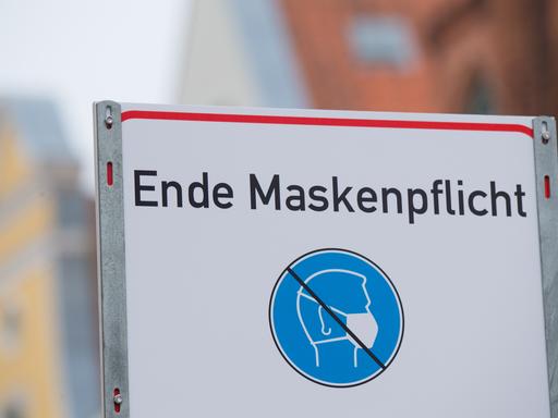 "Ende Maskenpflicht" steht auf einem Schild in der Altstadt von Stralsund
