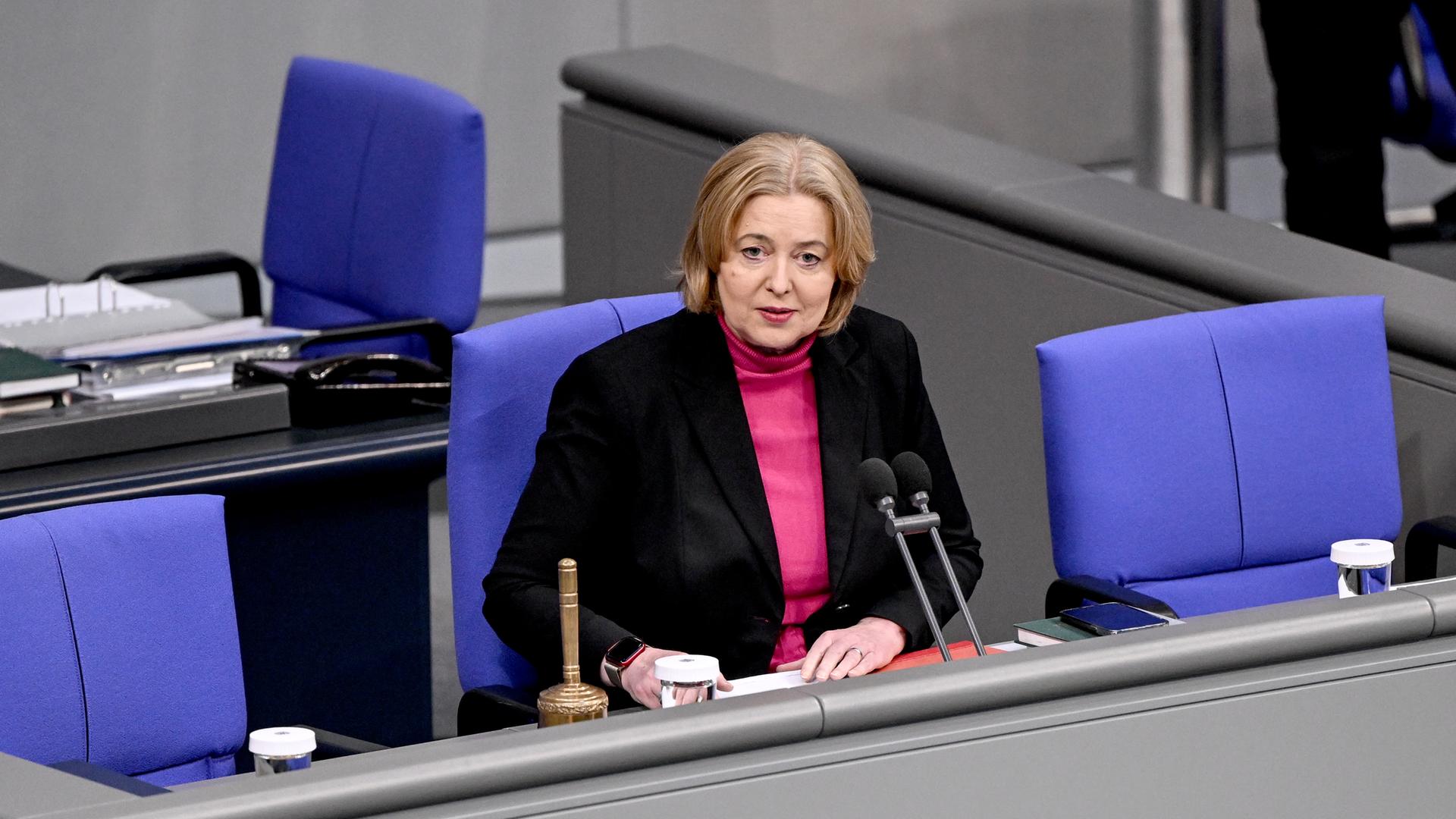 Bärbel Bas (SPD), Präsidentin des Deutschen Bundestages, im Sitzungssaal.