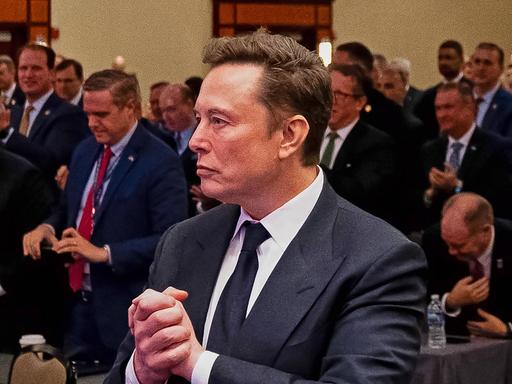 Trump trifft Republikaner im Repräsentantenhaus in Washington. Tesla- und SpaceX-Chef Elon Musk (r.) hört zu, als der designierte US-Präsident Donald Trump während eines Treffens mit den Republikanern des Repräsentantenhauses spricht.