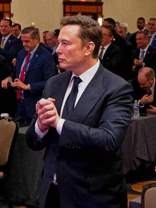 Trump trifft Republikaner im Repräsentantenhaus in Washington. Tesla- und SpaceX-Chef Elon Musk (r.) hört zu, als der designierte US-Präsident Donald Trump während eines Treffens mit den Republikanern des Repräsentantenhauses spricht.