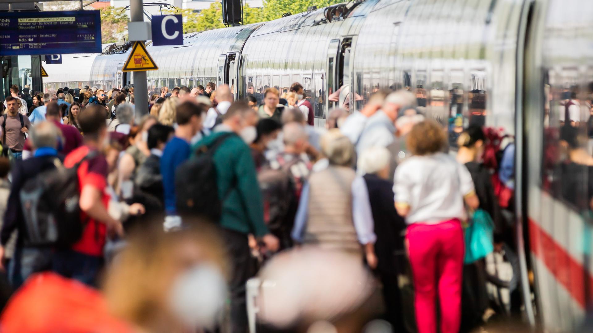 Fahrgäste auf einem vollen Gleis im Berliner Hauptbahnhof