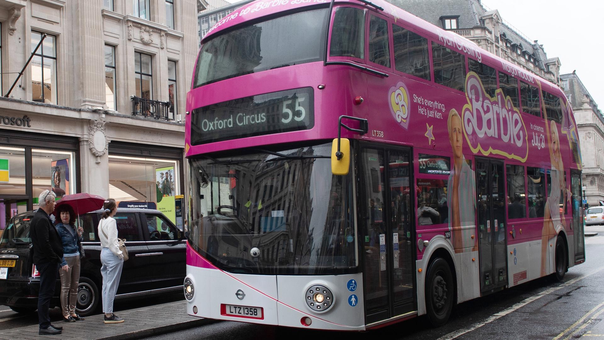 Ein Doppeldecker-Bus in London mit Werbung für den Film "Barbie" in pink. Ein Doppeldecker-Bus in London mit Werbung für den Film "Barbie" in pink.