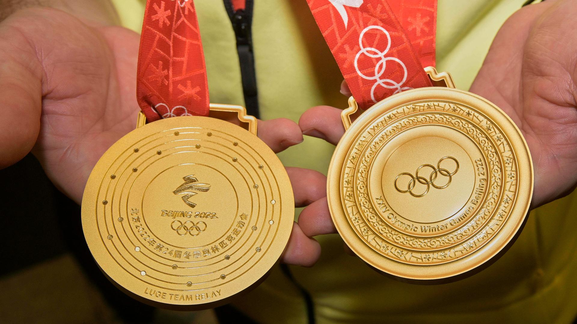 Die Rückseite und Vorderseite einer Goldmedaille von den Olympischen Winterspielen in Peking 2022.