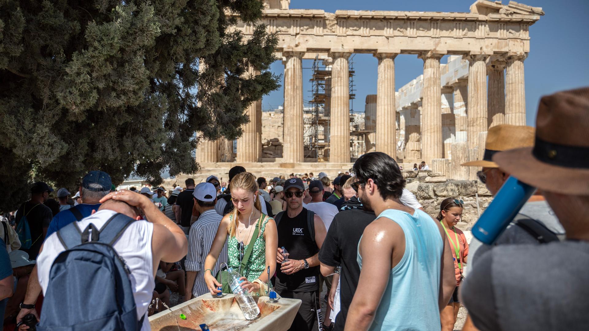 Griechenland - Akropolis wegen Hitze während der Mittagsstunden geschlossen