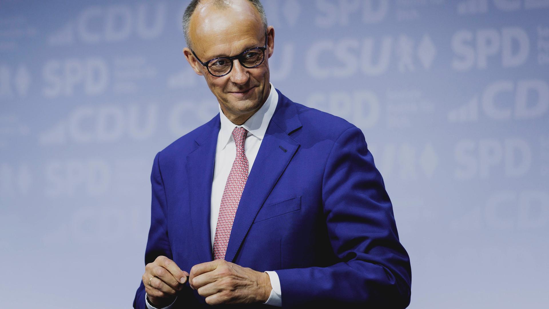 Friedrich Merz im blauen Anzug bei der Unterzeichnung des Koalitionsvertrages in Berlin-Schöneberg.
