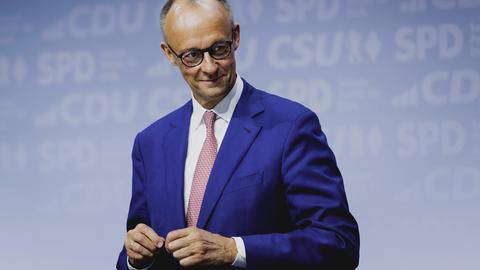 Friedrich Merz im blauen Anzug bei der Unterzeichnung des Koalitionsvertrages in Berlin-Schöneberg.