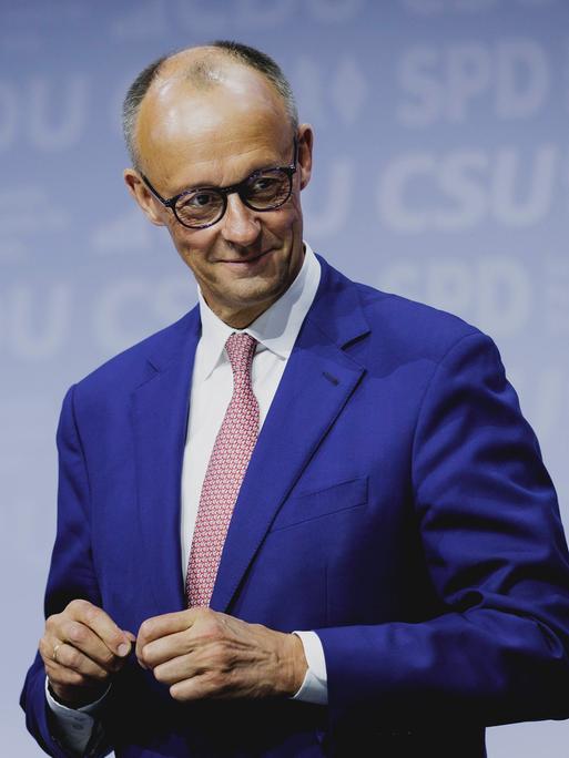 Friedrich Merz im blauen Anzug bei der Unterzeichnung des Koalitionsvertrages in Berlin-Schöneberg.