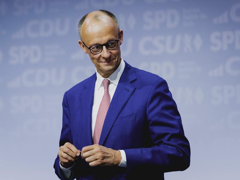 Friedrich Merz im blauen Anzug bei der Unterzeichnung des Koalitionsvertrages in Berlin-Schöneberg.
