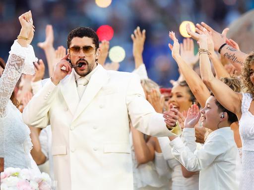 Musiker Bad Bunny tritt bei der Super-Bowl-Halbzeitshow auf. Musiker Bad Bunny tritt bei der Super-Bowl-Halbzeitshow auf.
