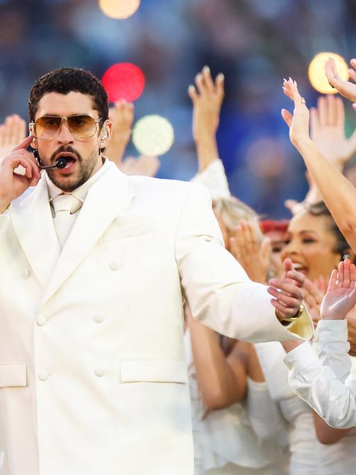 Musiker Bad Bunny tritt bei der Super-Bowl-Halbzeitshow auf. Musiker Bad Bunny tritt bei der Super-Bowl-Halbzeitshow auf.