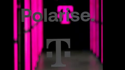 München: Serverschränke sind in einem Rechenzentrum der KI-Fabrik "Industrial AI Cloud" der Telekom und NVIDIA während der offiziellen Eröffnung zu sehen.