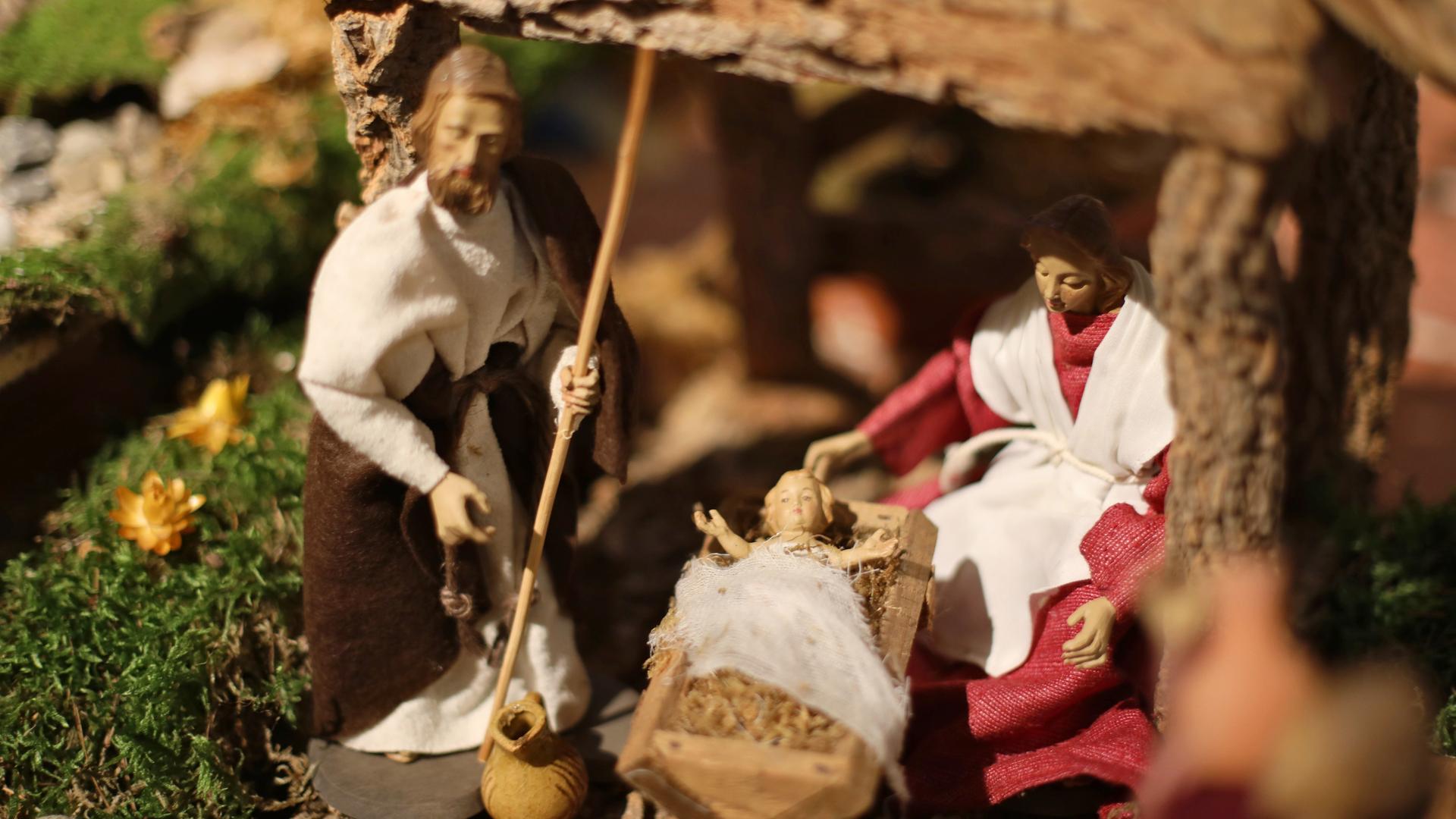 Eine Krippe aus geschnitzten Figuren Eine Krippe aus geschnitzten Figuren