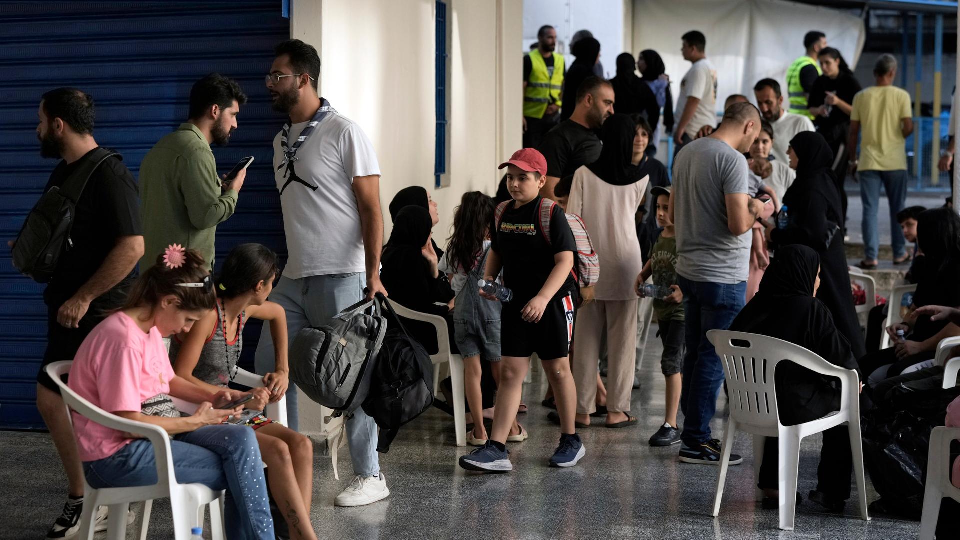 Beirut: Menschen, die vor den israelischen Luftangriffen im Süden des Landes fliehen, treffen in einer Schule ein, die zu einer Notunterkunft umfunktioniert wurde.