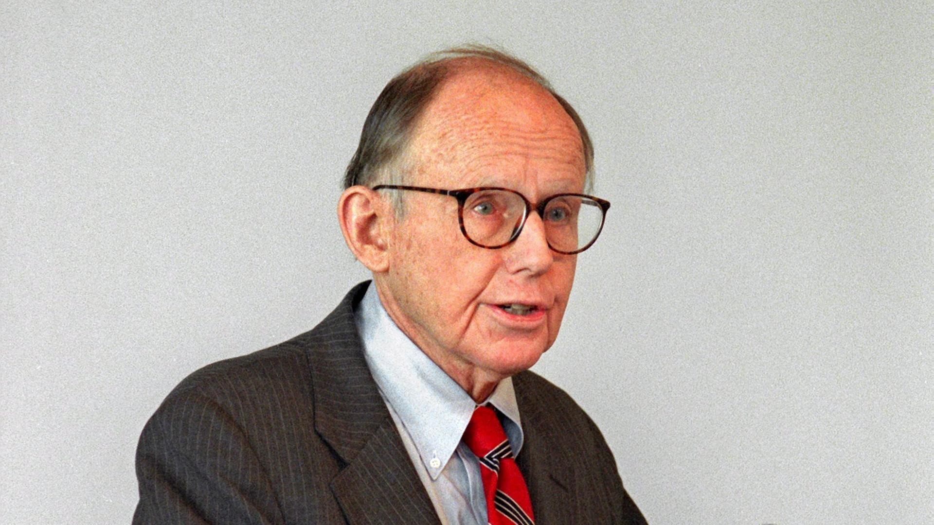 Der Harvard-Politologe Samuel P. Huntington bei einem Vortrag in München am 17. Januar 1999
