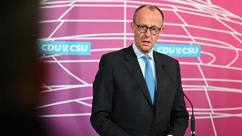 Friedrich Merz, Vorsitzender der CDU/CSU- Bundestagsfraktion, gibt am Rande der Sitzung der Unionsfraktion ein Pressestatement.