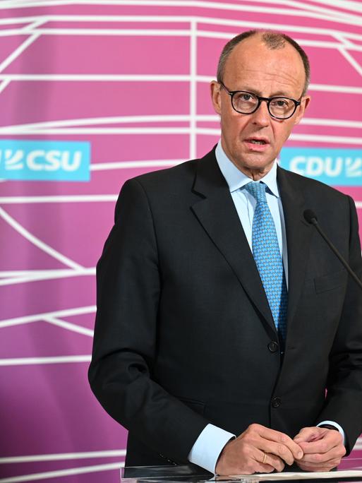 Friedrich Merz, Vorsitzender der CDU/CSU- Bundestagsfraktion, gibt am Rande der Sitzung der Unionsfraktion ein Pressestatement.