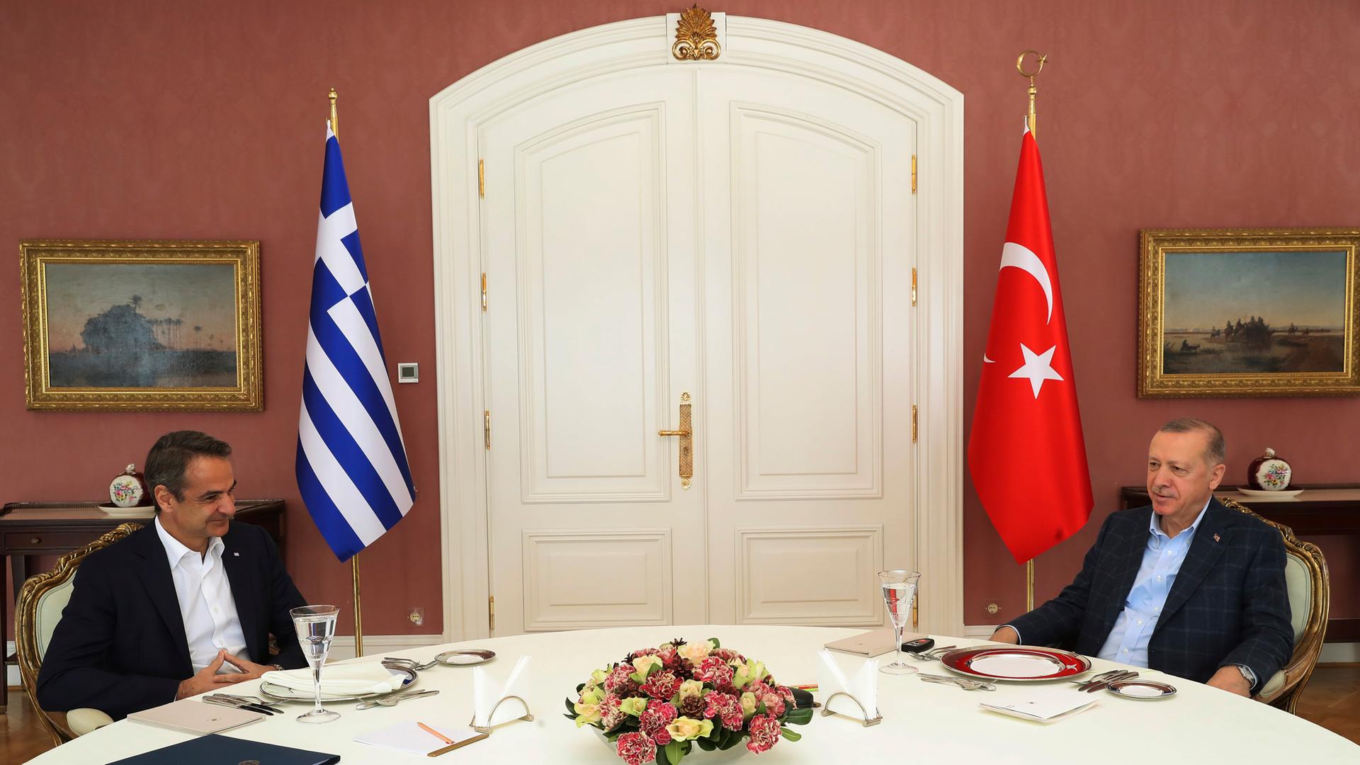 Erdogan (r) und Mitsotakis bei einem Treffen in Istanbul