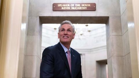 Kevin McCarthy steht neben dem neu aufgehängten Namens-Schild in seinem Büro.