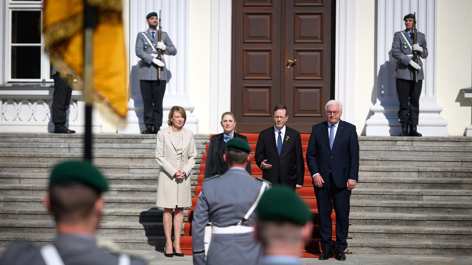 Bundespräsident Frank-Walter Steinmeier (r) und seine Frau Elke Büdenbender (l) begrüßen Izchak Herzog, Präsident von Israel, und seine Frau Michal Herzog mit militärischen Ehren vor dem Schloss Bellevue. Bundespräsident Frank-Walter Steinmeier (r) und seine Frau Elke Büdenbender (l) begrüßen Izchak Herzog, Präsident von Israel, und seine Frau Michal Herzog mit militärischen Ehren vor dem Schloss Bellevue.