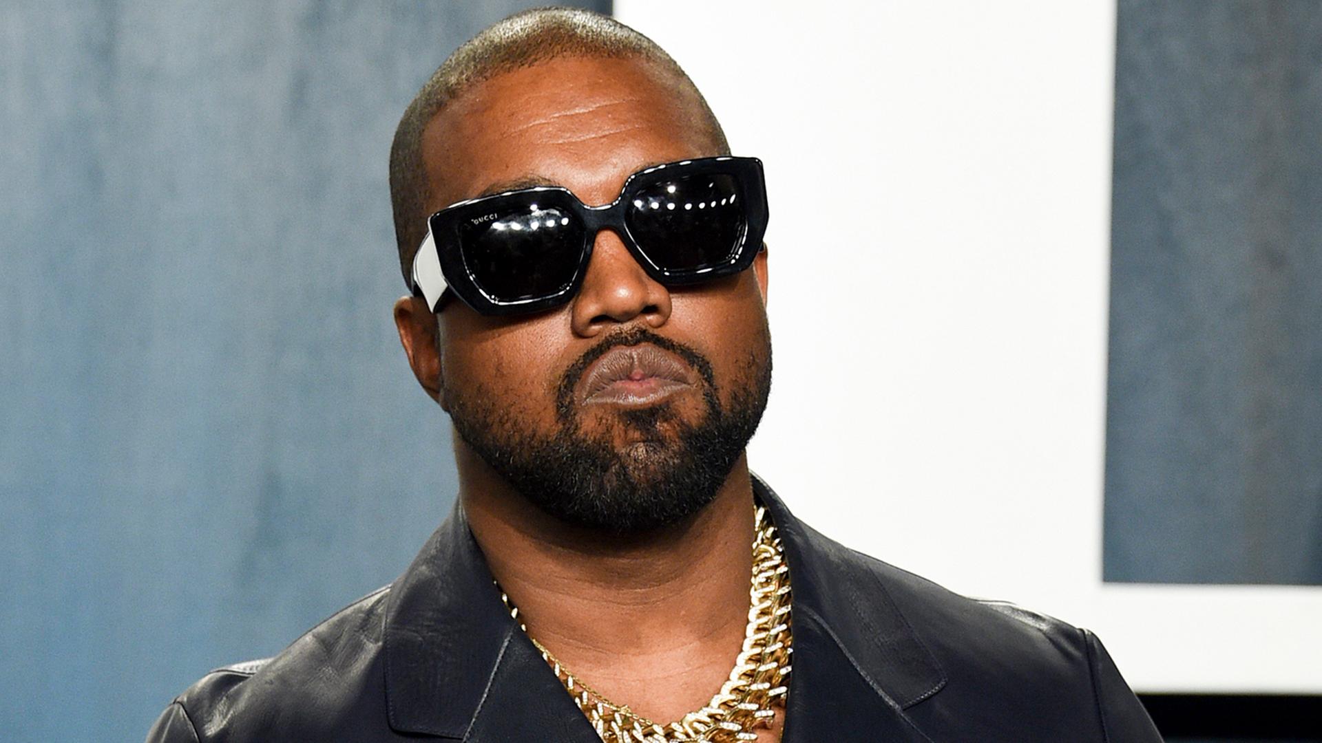 Kanye West posiert bei der Ankunft zur Vanity Fair Oscar Party in Beverly Hills, Kalifornien, für die Fotografen.