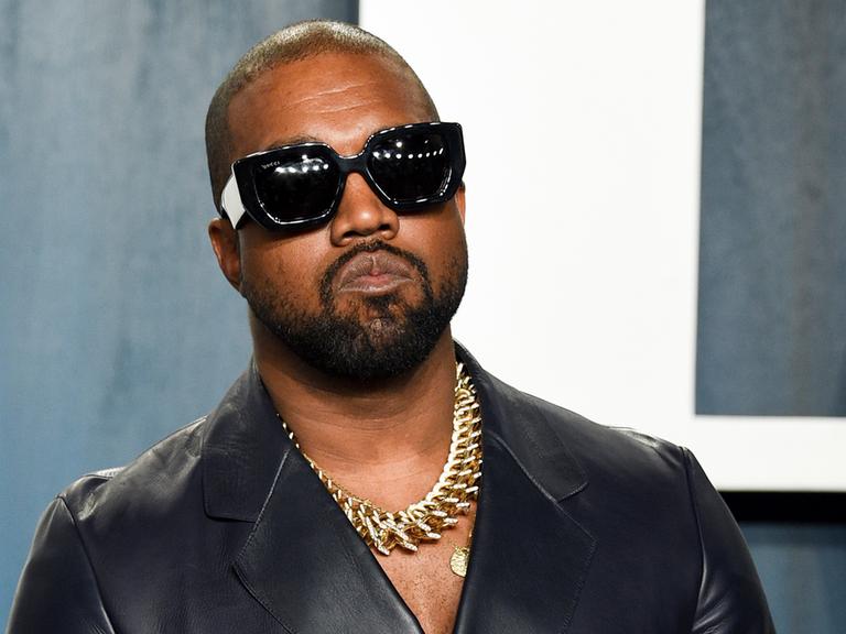 Kanye West posiert bei der Ankunft zur Vanity Fair Oscar Party in Beverly Hills, Kalifornien, für die Fotografen.