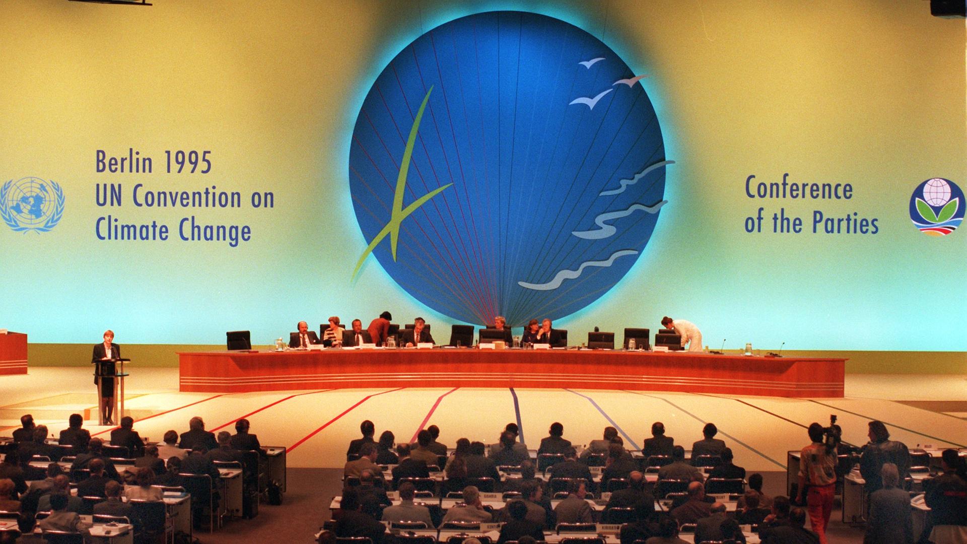 Delegierte aus 130 Staaten der Erde nehmen am zehntägigen UN-Klimagipfel in Berlin 1995 teil.
