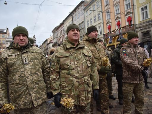 Ukrainische Soldaten auf einer Straße in der Stadt Lviv
