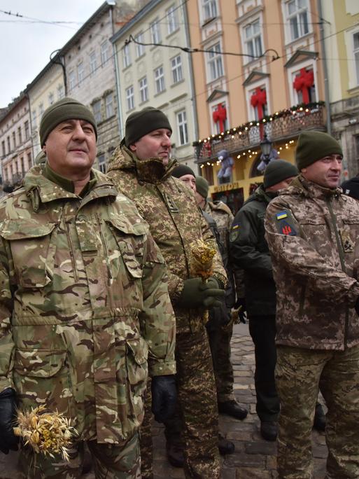 Ukrainische Soldaten auf einer Straße in der Stadt Lviv
