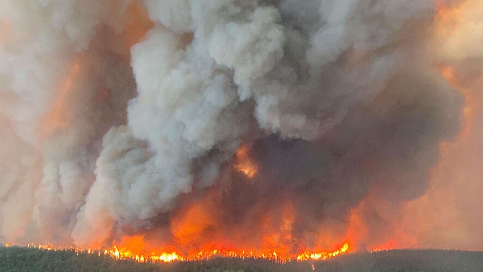 Abgebildet auf einem Foto der Provinzregierung ist ein Waldbrand im kanadischen Manitoba.