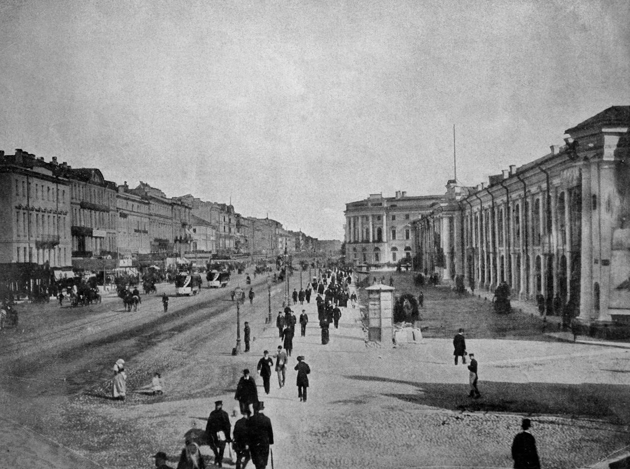 Historisches Foto: Trambahnen und Passanten um 1884 in Sankt Petersburg Historisches Foto: Trambahnen und Passanten um 1884 in Sankt Petersburg