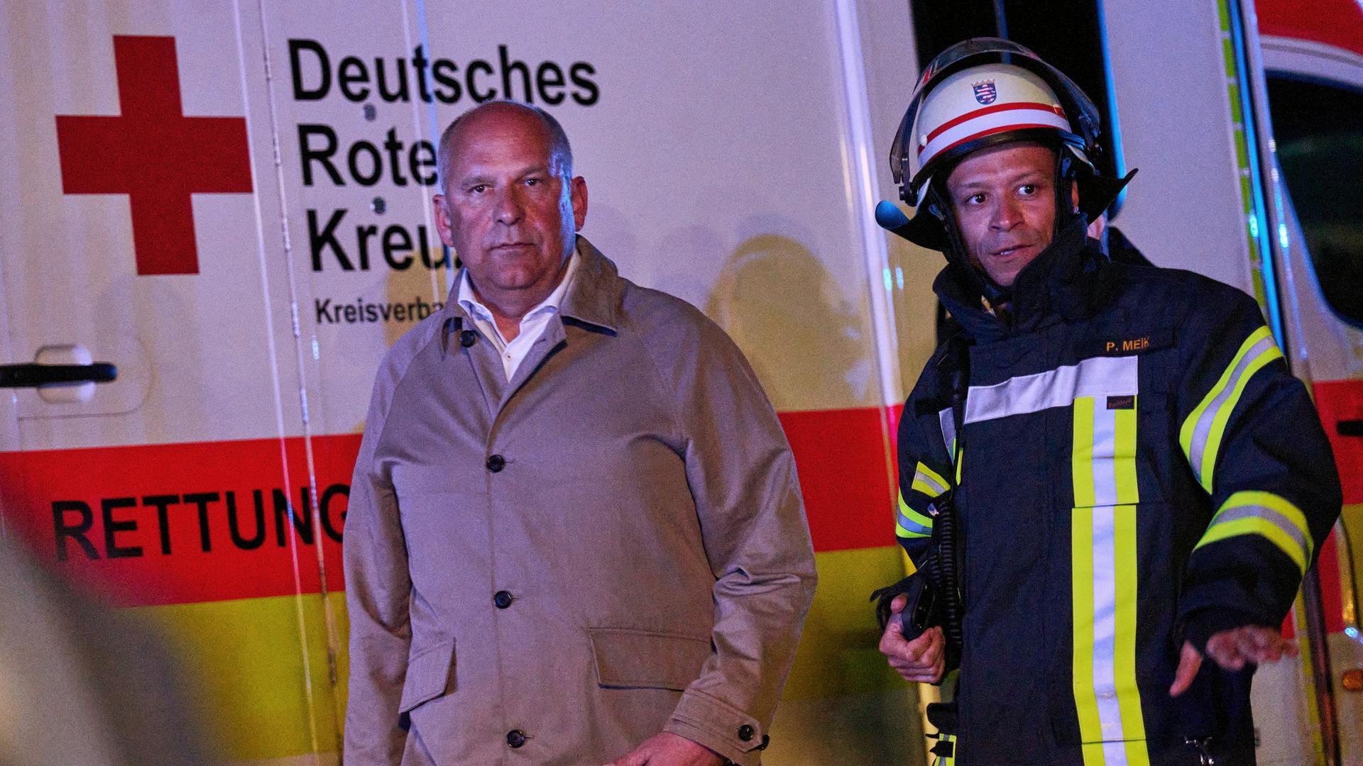 Roman Poseck (CDU), Minister des Inneren, für Sicherheit und Heimatschutz in Hessen, kommt an den Ort des Unglücks.