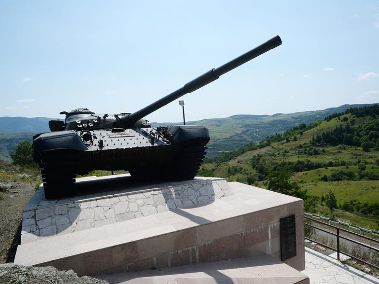 Ein Panzerdenkmal in der Region Bergkarabach erinnert an die Einnahme der Stadt Schuschi im Jahr 1992.