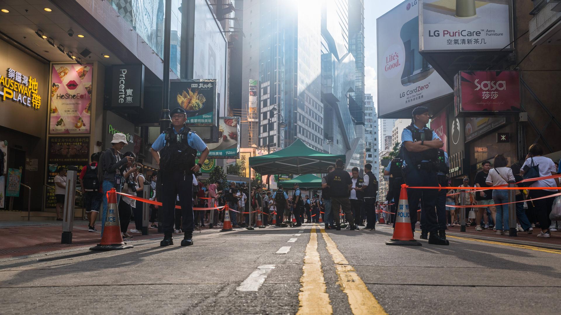 Anläßlich des 34. Gedenktages an das Massaker 1989 auf dem Tiananmen Square hat die Polizei in Hong Kong Straßen abgesperrt, um Proteste zu verhindern. Anläßlich des 34. Gedenktages an das Massaker 1989 auf dem Tiananmen Square hat die Polizei in Hong Kong Straßen abgesperrt, um Proteste zu verhindern.