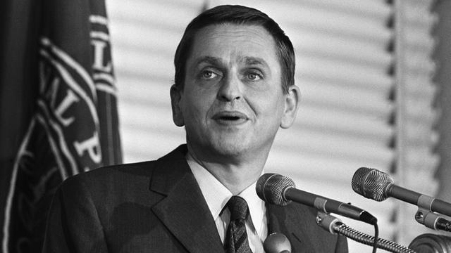 Schwarz-Weiß-Foto des ehemaligen schwedischen Ministerpräsidenten Olof Palme bei einer Rede 