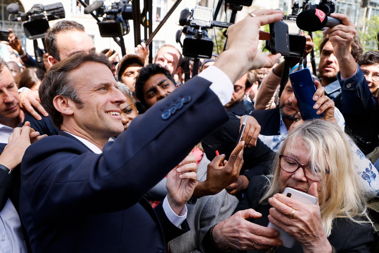 Frankreichs Präsident Emmanuel Macron macht in einer Menschenmenge ein Selfi.