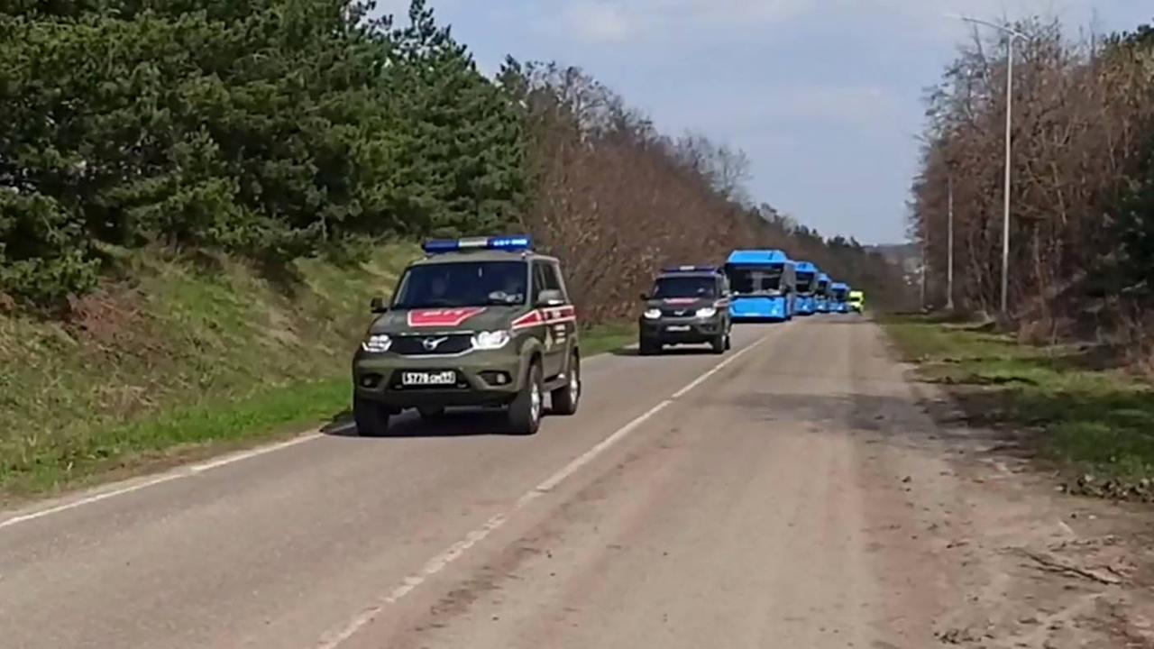 Das Foto soll Busse mit russischen Soldaten zeigen, die im Zuge eines Gefangenenaustausches mit der Ukraine zurück in ihre Heimat gebracht werden.