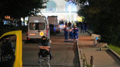 Ein Polizeibeamter sichert den Tatort im Zentrum von Moskau ab. 