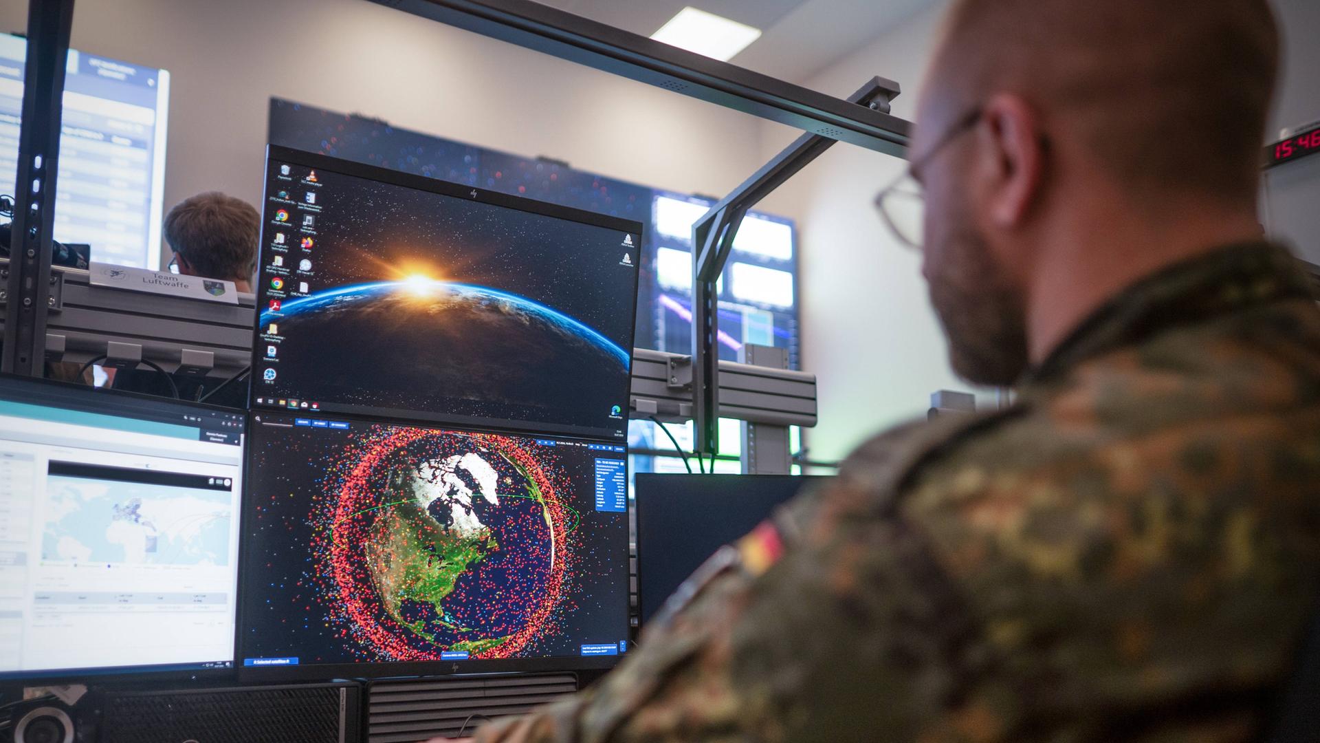 Soldat sitzt am Bildschirm im Weltraumkommando der Bundeswehr in Uedem, NRW Soldat sitzt am Bildschirm im Weltraumkommando der Bundeswehr in Uedem, NRW