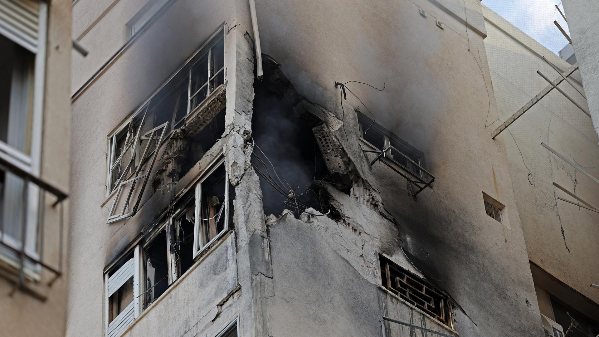 Ein Wohngebäude in Tel Aviv, Israel ist nach einem Raketenangriff aus dem Gazastreifen am 7. Oktober 2023 beschädigt.