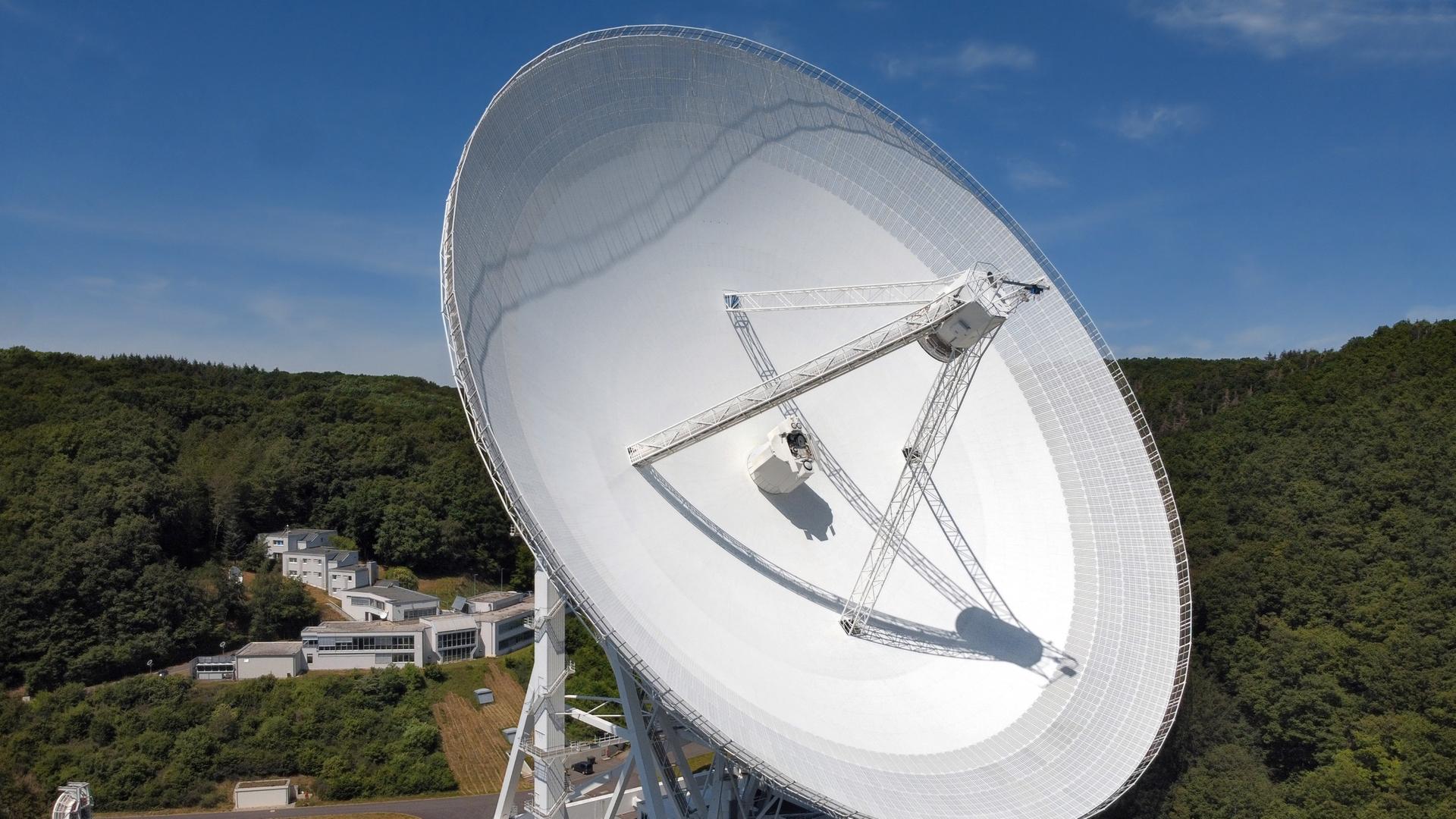 Silber-Medaille für den Durchmesser, Gold für die Ingenieurskunst: Das 100-Meter-Radioteleskop des Max-Planck-Instituts für Radioastronomie. 