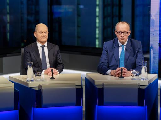 Bundeskanzler Olaf Scholz (SPD) und Unions-Kanzlerkandidat Friedrich Merz (CDU) bei der "Berliner Runde" im Fernsehen am Wahlabend.